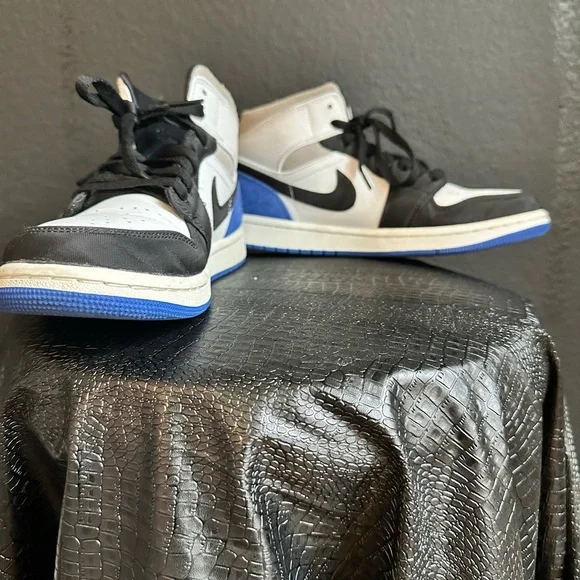 Nike Black and White Sneakers with Blue Accents - Picture 1 of 3